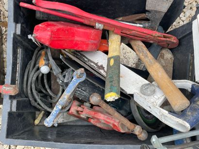 Six caisses plastique d'outils. 
***
Exposition...