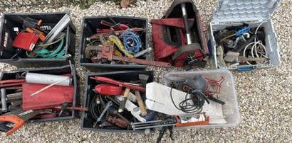 Six caisses plastique d'outils. 
***
Exposition...