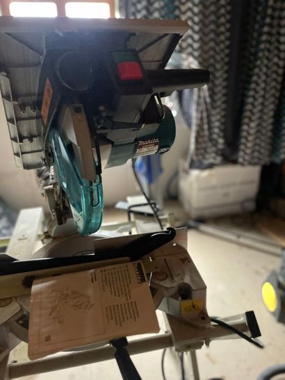 Scie sur plateau filaire MAKITA modèle LH1040

***
Exposition...