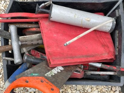 Six caisses plastique d'outils. 
***
Exposition...