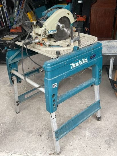 Scie sur table MAKITA LF1000 de 2016 
***
Exposition...