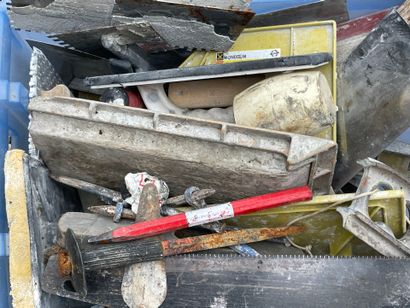 Malaxeur HITASHI et caisse bleue avec outils...