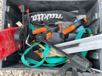 Six caisses plastique d'outils. 
***
Exposition...