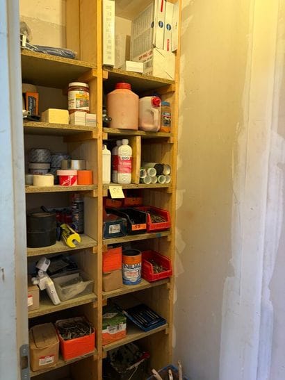Stock de quincaillerie dans la remise

 ****
-...