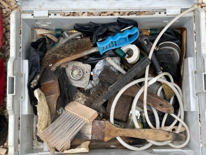 Six caisses plastique d'outils. 
***
Exposition...