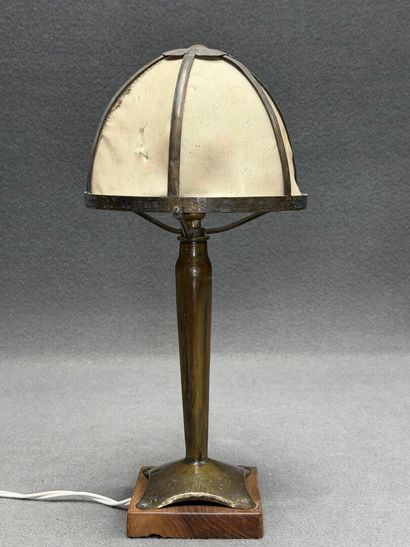 Lampe de salon en dinanderie, socle bois.
Années...