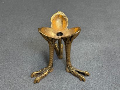 Oeuf d'autruche monté sur trépied en bronze...