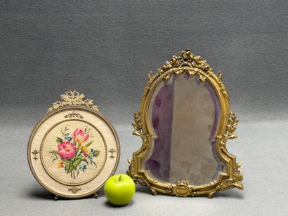 Miroir à poser en métal repoussé de style...