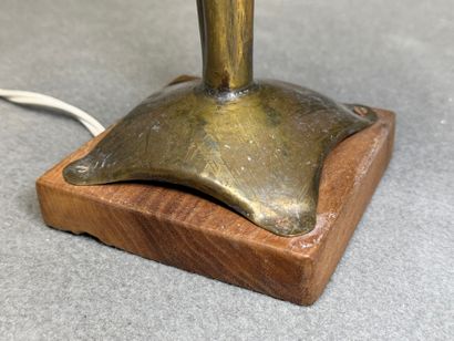 Lampe de salon en dinanderie, socle bois.
Années...