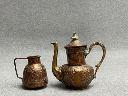 Théière et verseuse miniatures en cuivre....
