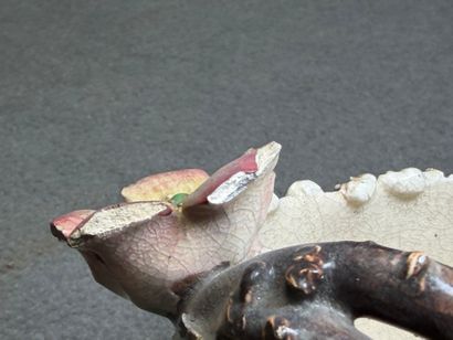 Soulier en barbotine. 
12 x 32 x 12 cm. 
Petits...