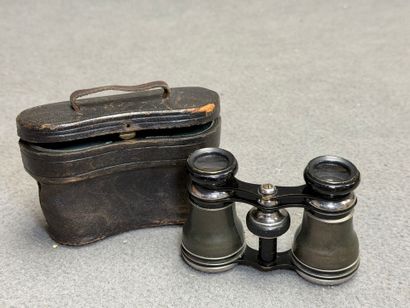 Paire de jumelles de théâtre en étui et longue...