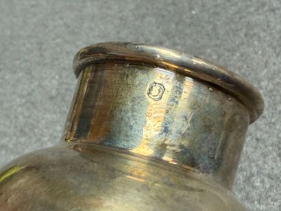 Coquetier et bouchon de flacon en argent....