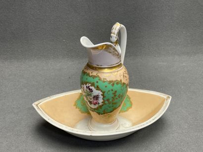 Aiguière et bassin de toilette en porcelaine...