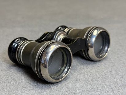 Paire de jumelles de théâtre en étui et longue...