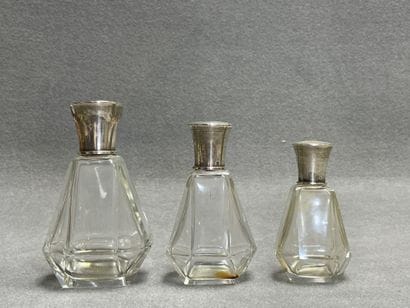 Trois flacons en verre, monture en argent....