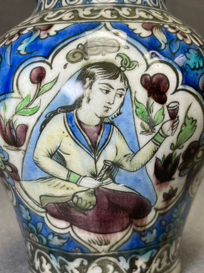 Vase en faïence émaillée.
Qadjar fin XIX°
H....