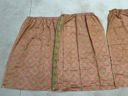 Deux paires de rideaux roses
Hauteur 225...