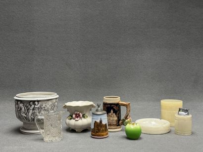 Lot comprenant: 
Cache pot, chope, vase,...