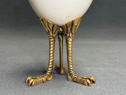 Oeuf d'autruche monté sur trépied en bronze...