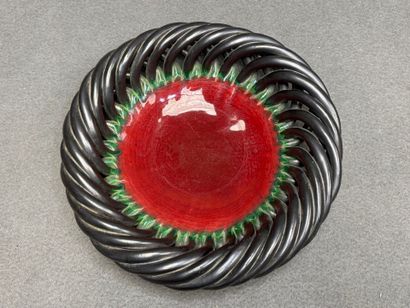 Plat en céramique de Vallauris
D: 30 cm.