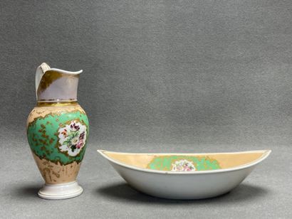 Aiguière et bassin de toilette en porcelaine...