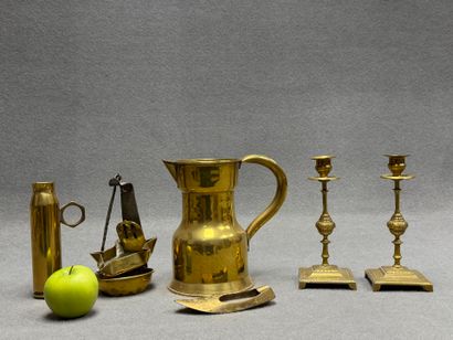 Pichet, paire de bougeoirs, cendrier, lampe...