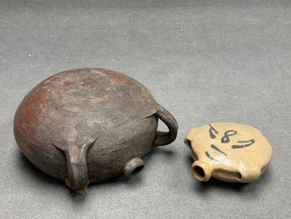 Deux gourdes en grès
H. :14 cm et 20 cm.