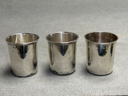 Trois timbales droites en argent. 
H. :8,5...