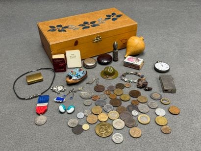 Coffret à compartiment garni d'objets de...