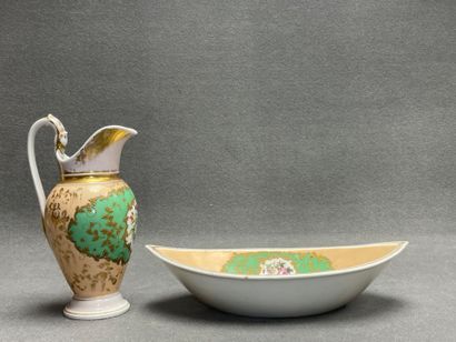 Aiguière et bassin de toilette en porcelaine...