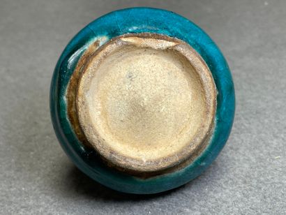 Petit vase en grès émaillé. 
Perse XIX°
H....