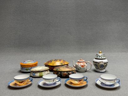 Lot en porcelaines japonaises comprenant:
Boites,...