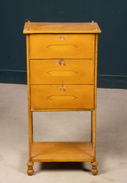 Cartonnier de bureau en métal et carton patiné.
Maison...