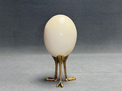 Oeuf d'autruche monté sur trépied en bronze...