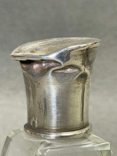 Trois flacons en verre, monture en argent....