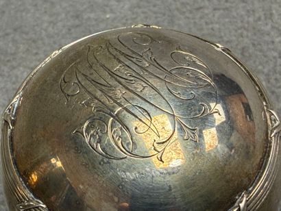 Coquetier et bouchon de flacon en argent....