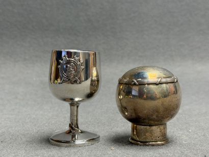 Coquetier et bouchon de flacon en argent....
