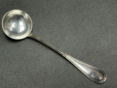 Louche en argent. 
L. :33 cm. 
Poids: 265...