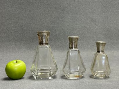 Trois flacons en verre, monture en argent....