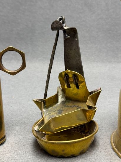 Pichet, paire de bougeoirs, cendrier, lampe...
