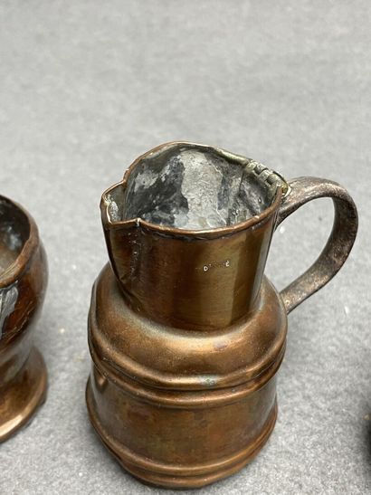 Théière et verseuse miniatures en cuivre....