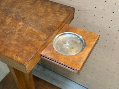 Desserte en placage de noyer avec dessous...