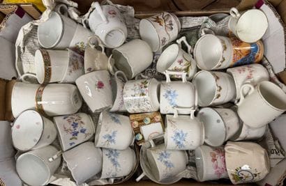 Carton de tasses dépareillées.