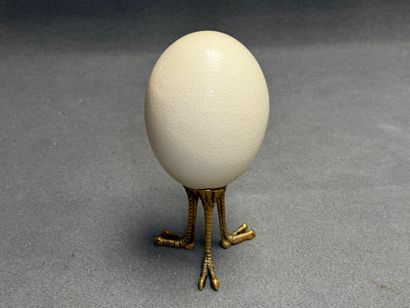 Oeuf d'autruche monté sur trépied en bronze...