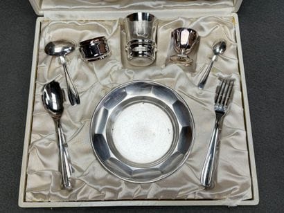 Coffret de naissance en métal argenté. 
8...