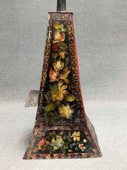 Sommet en tôle peinte à décor de fleurs et...