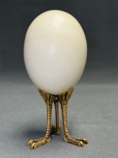 Oeuf d'autruche monté sur trépied en bronze...