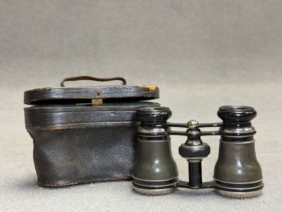 Paire de jumelles de théâtre en étui et longue...