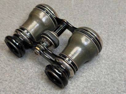 Paire de jumelles de théâtre en étui et longue...